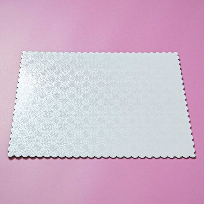 biely podnos obdĺžnik vzorovaný vrúbkovaný pevný papier
